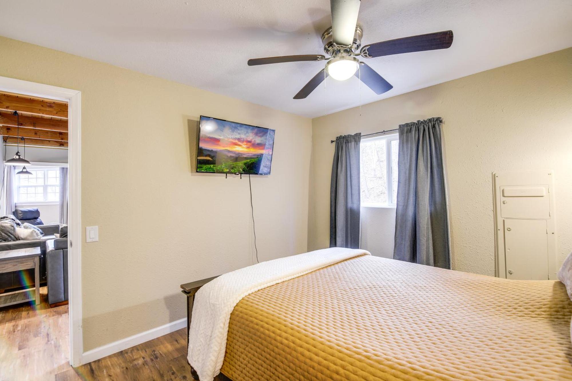 Updated Cobbly Nob Resort Home With Hot Tub! แกตลิงเบิร์ก ภายนอก รูปภาพ