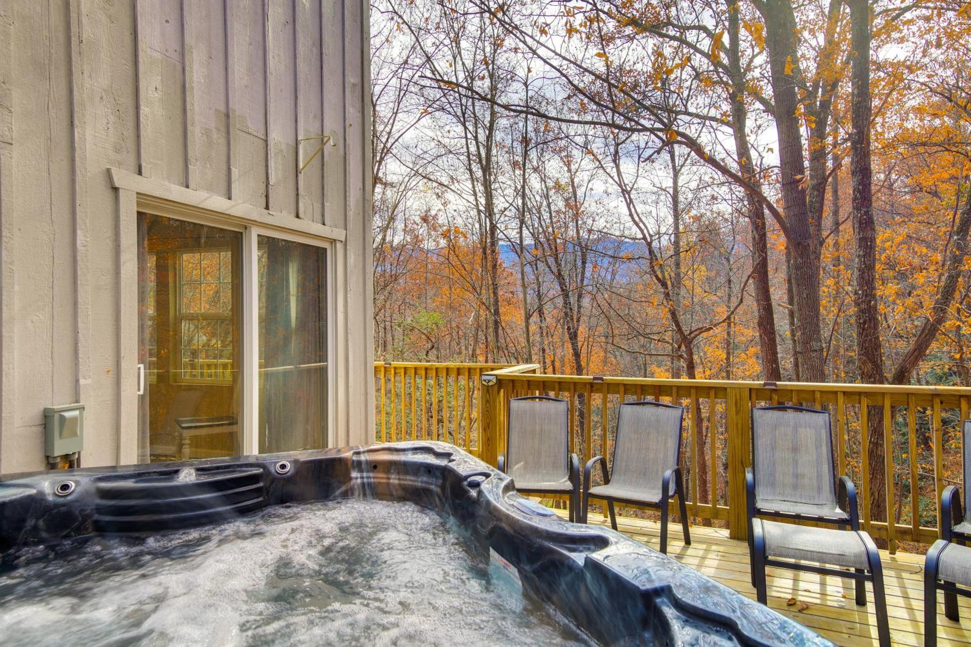 Updated Cobbly Nob Resort Home With Hot Tub! แกตลิงเบิร์ก ภายนอก รูปภาพ