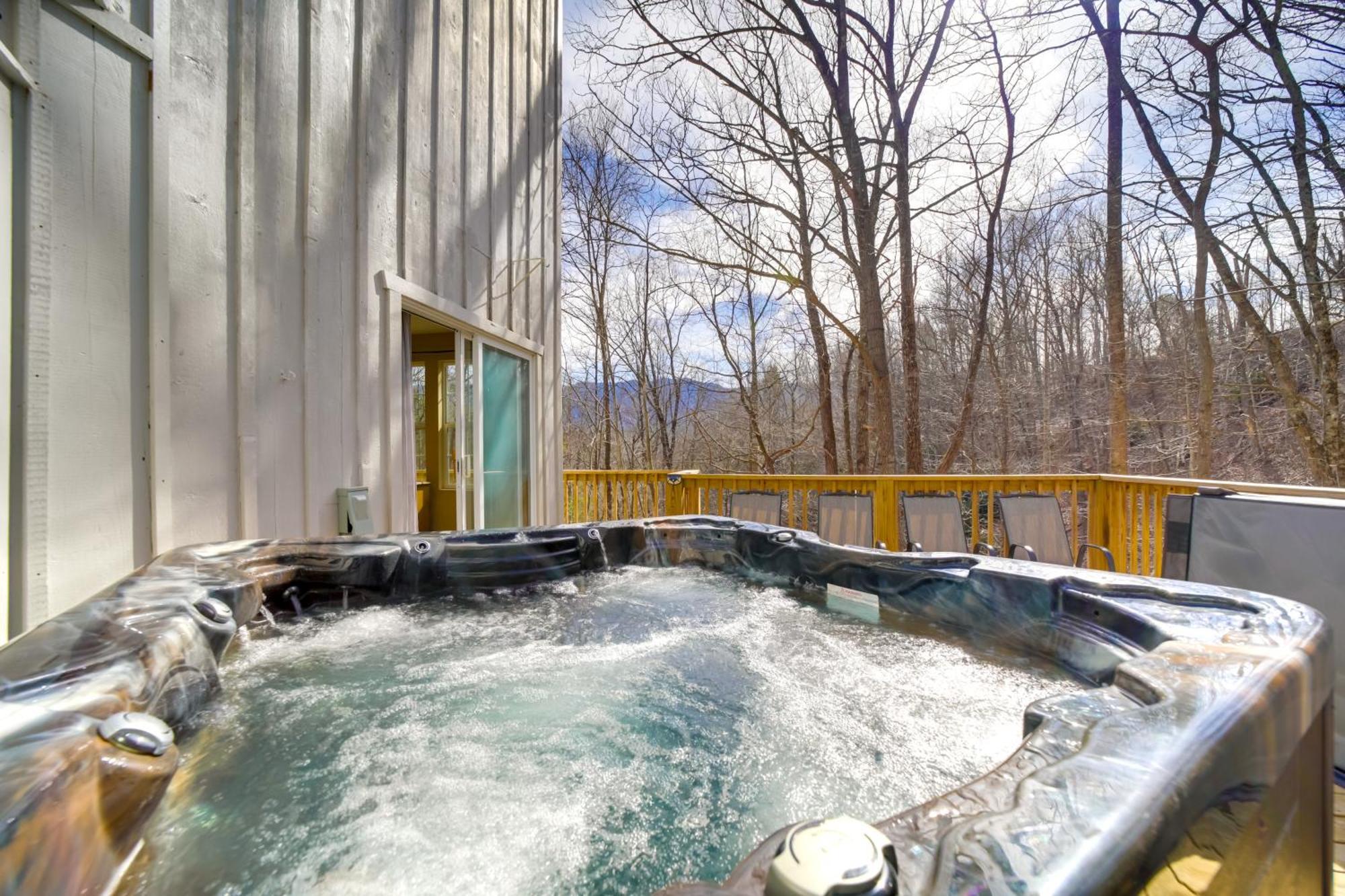 Updated Cobbly Nob Resort Home With Hot Tub! แกตลิงเบิร์ก ภายนอก รูปภาพ