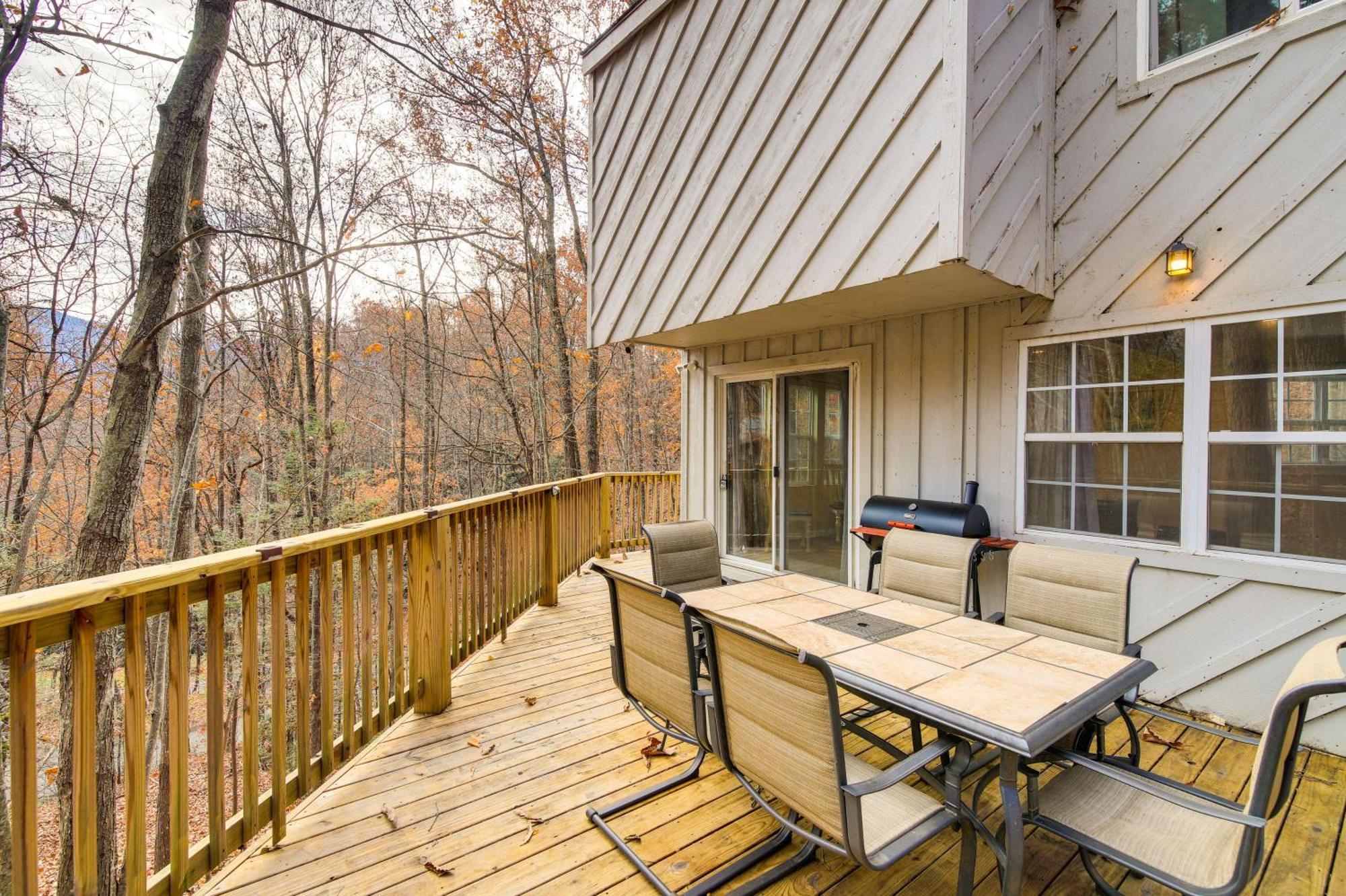 Updated Cobbly Nob Resort Home With Hot Tub! แกตลิงเบิร์ก ภายนอก รูปภาพ