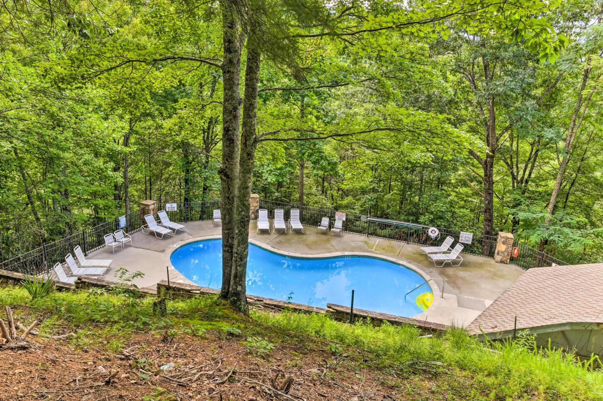 Updated Cobbly Nob Resort Home With Hot Tub! แกตลิงเบิร์ก ภายนอก รูปภาพ