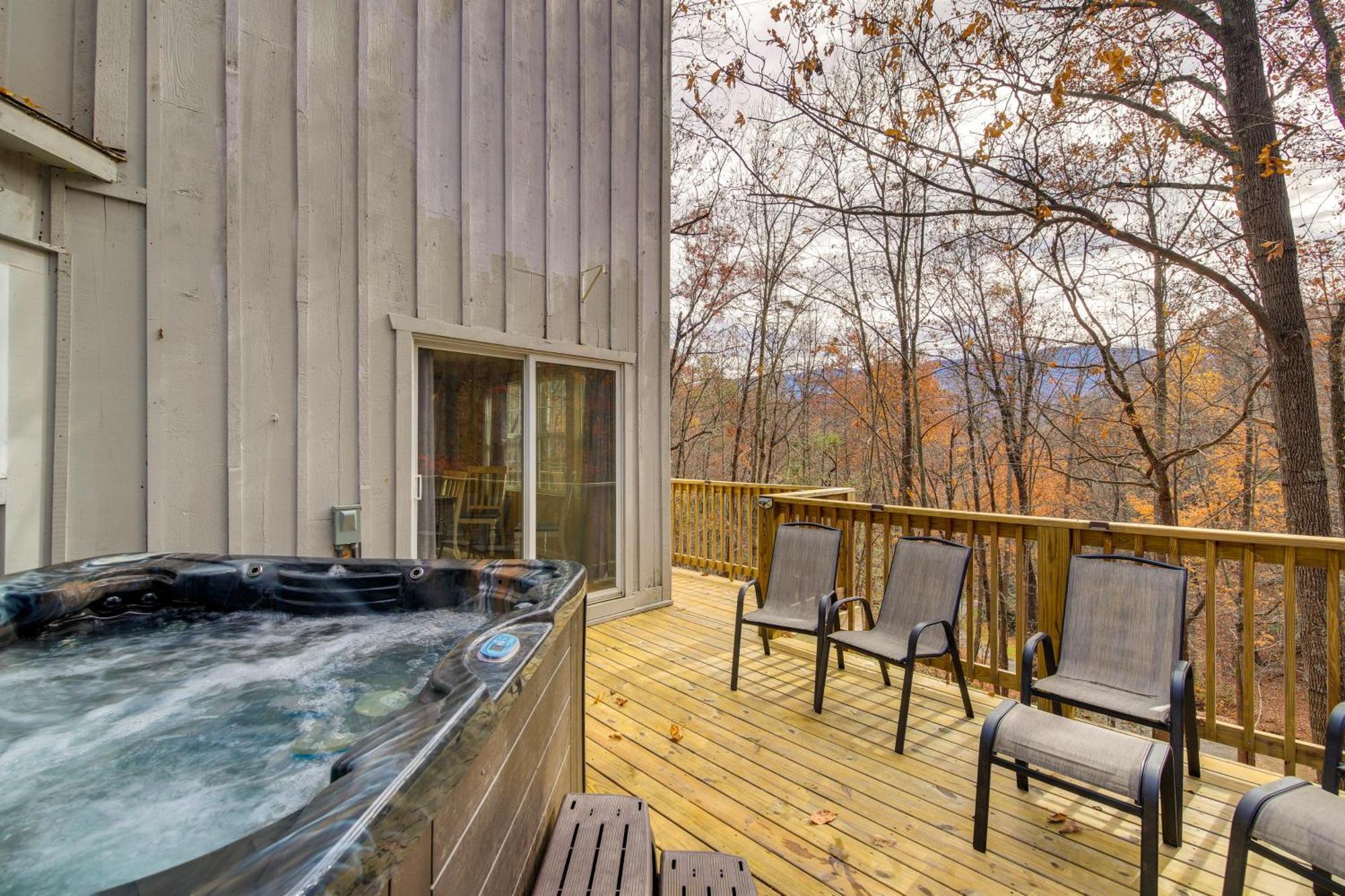 Updated Cobbly Nob Resort Home With Hot Tub! แกตลิงเบิร์ก ภายนอก รูปภาพ